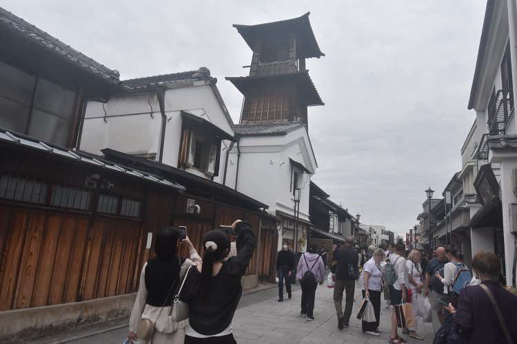 川越のシンボル、時の鐘の前にも多くの観光客。撮影もひと苦労。