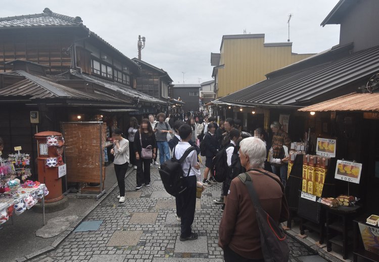 菓子屋横丁は修学旅行の学生に人気。なぜか芋味の麩菓子をみんな買い求めていた。