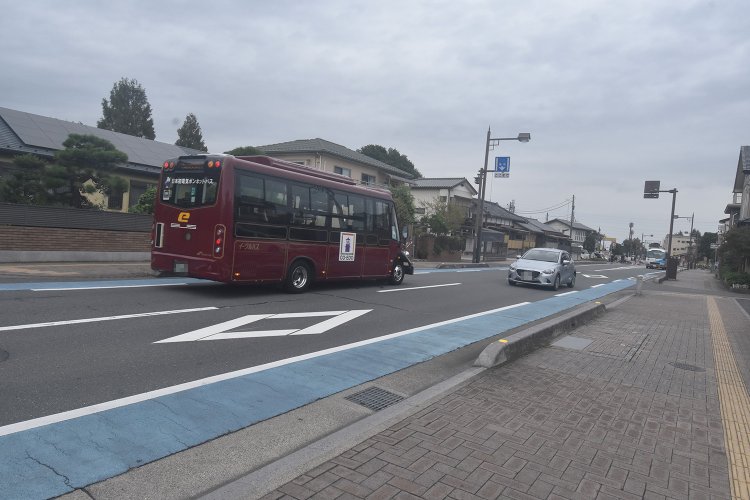 蔵造りの町並みから外れると落ち着いて歩ける。