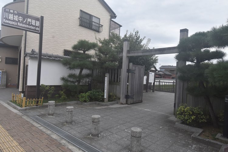 冠木門風の建物があった中ノ門堀跡の入り口。