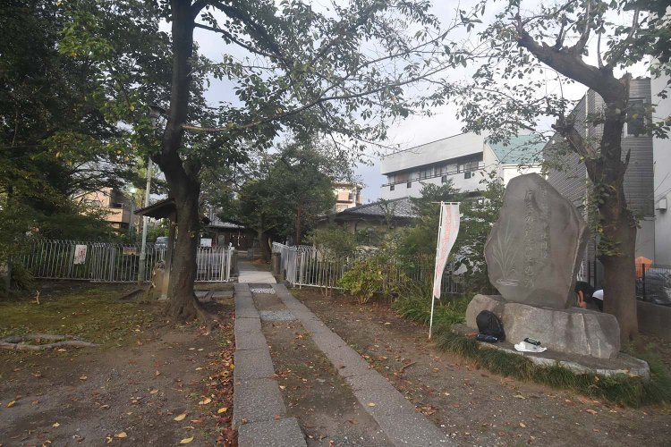 片葉の葦（あし）の伝説が残されている浮島神社。