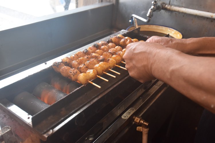 人気スイーツの焼きだんご。