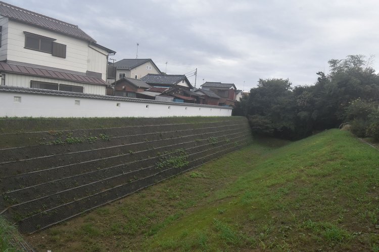 深さや幅の広さが当時の堅牢さを物語る、発掘整備された中ノ門堀。