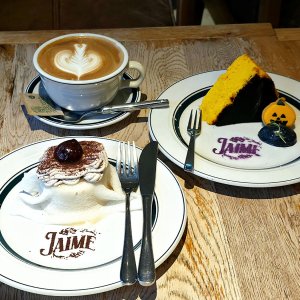 赤坂の人気おしゃれカフェ『JAIME』でティラミスとバスクチーズケーキを〜黒猫スイーツ散歩 赤坂編8〜
