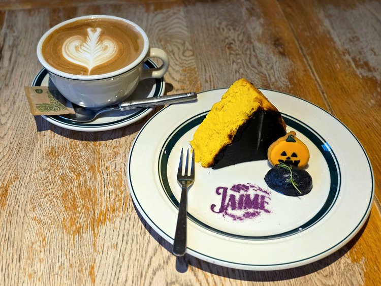 カフェラテ750円、期間限定 かぼちゃのバスクチーズケーキ1080円。