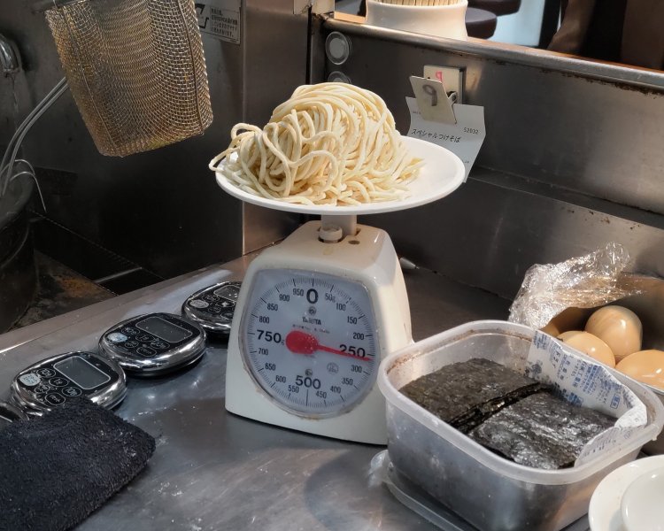 オーダーが入ったら、まず麺を計量する。今回は並盛250g。そのほか大盛350g、特盛450gもある。