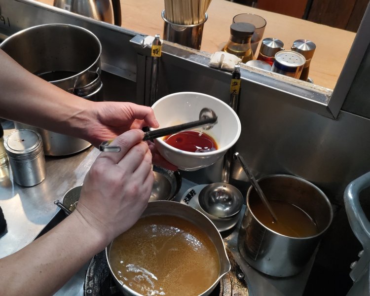 醤油ダレに少量のお酢を加えることで、まろやかな味わいに仕上げる。