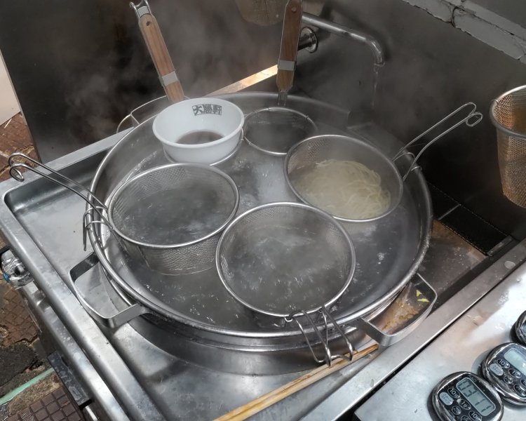 麺の茹で時間は約7分。アツアツの状態で提供するために、スープの器も一緒に温めておく。