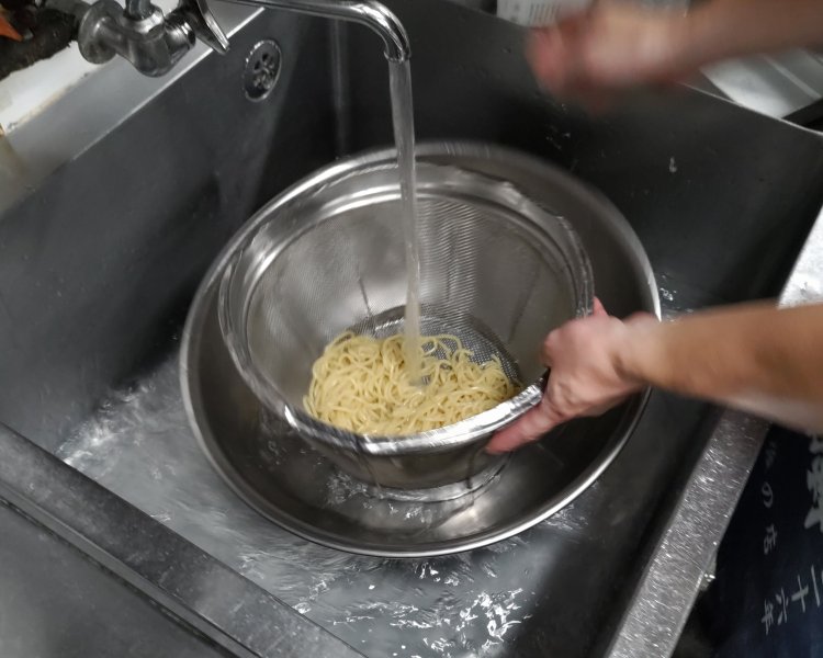 茹で上がった麺を冷水でもみ洗いして締めることで、コシのある食感に。