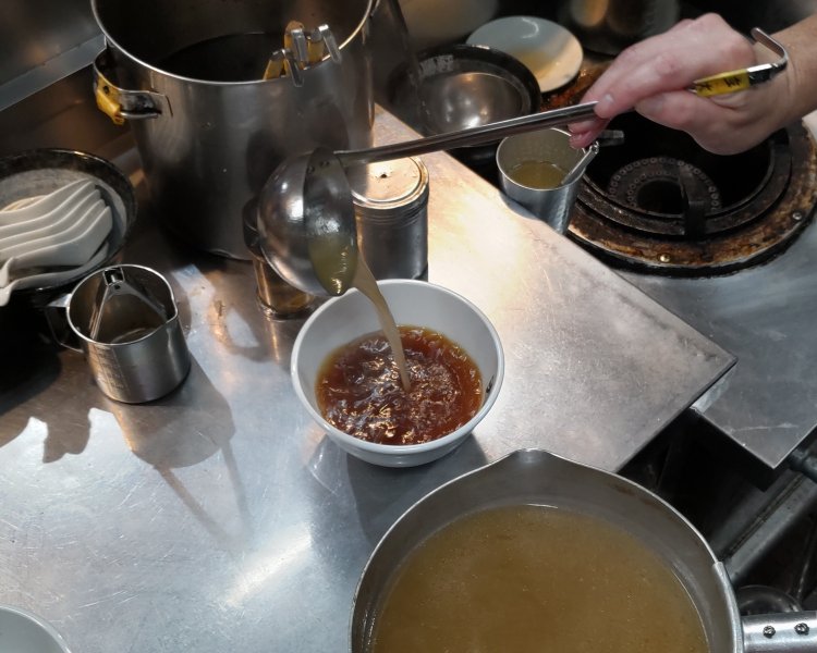 温めておいた醤油ダレに和風の出汁を合わせれば、中華そばを思わせる澄んだスープが完成。