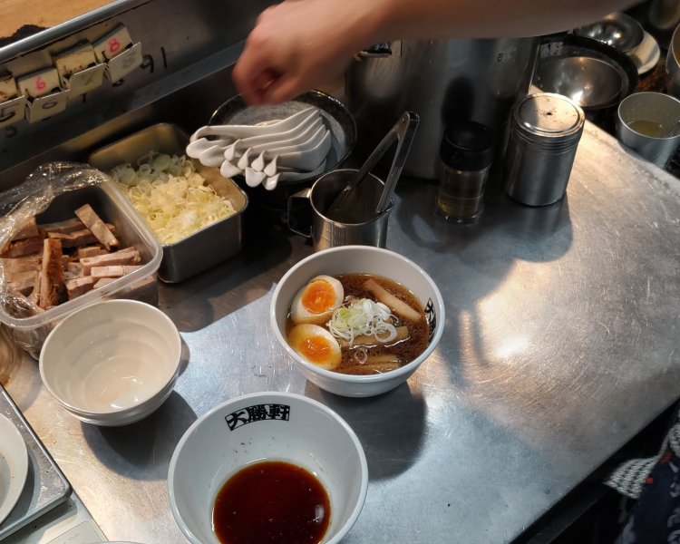 メンマ、チャーシュー、味玉、ネギをトッピングし、最後に海苔を添えれば出来上がり。