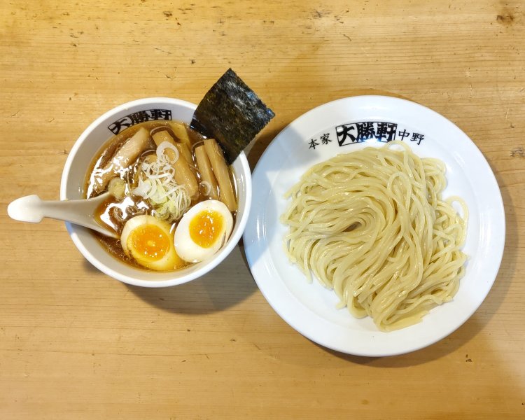 スープの器の底まで具材が入ったスペシャルつけそば。メニュー選びに迷ったときは、これで決まり。