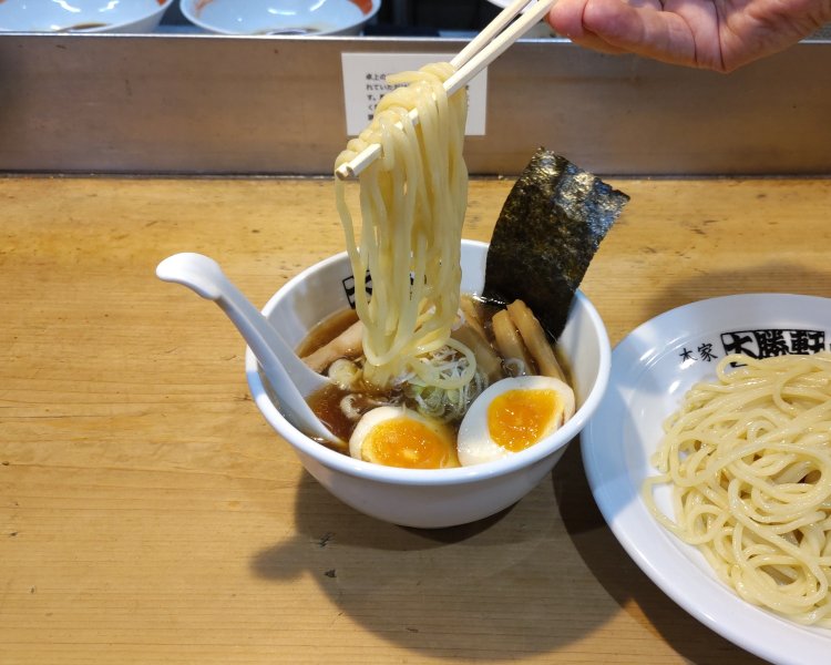 国産小麦粉を使用した太めの麺は、うどんを思わせるモチモチした食感。小麦の風味も楽しめる。