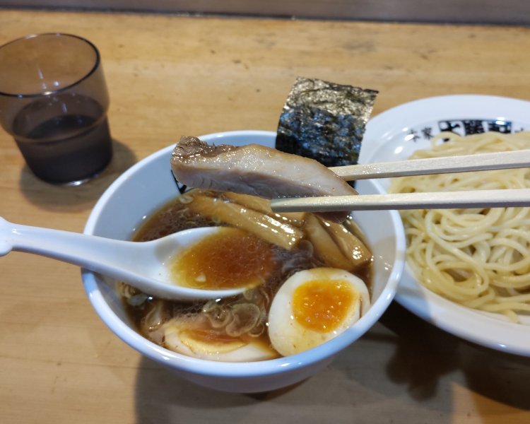 ひと口でも食べられる短冊切りの焼豚。この形状は昔から変わらない。