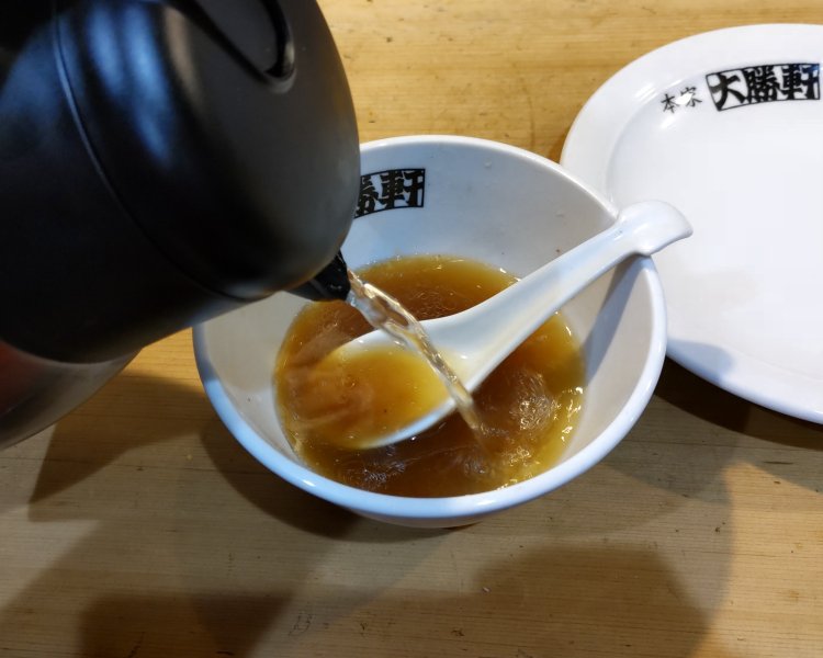 余ったスープには卓上の割りスープを注いで、一滴残らず飲み干したい。
