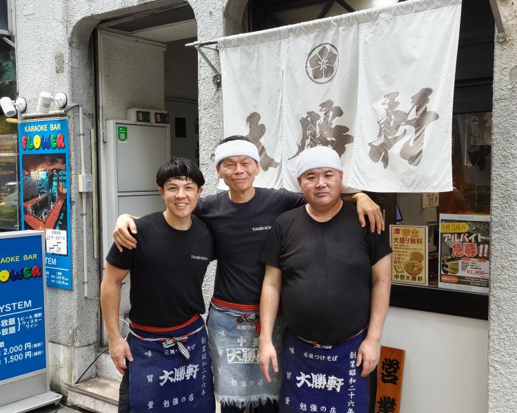 写真左から店長の板倉由浩さん、2代目店主の坂口光男さん、スタッフの千葉さん。