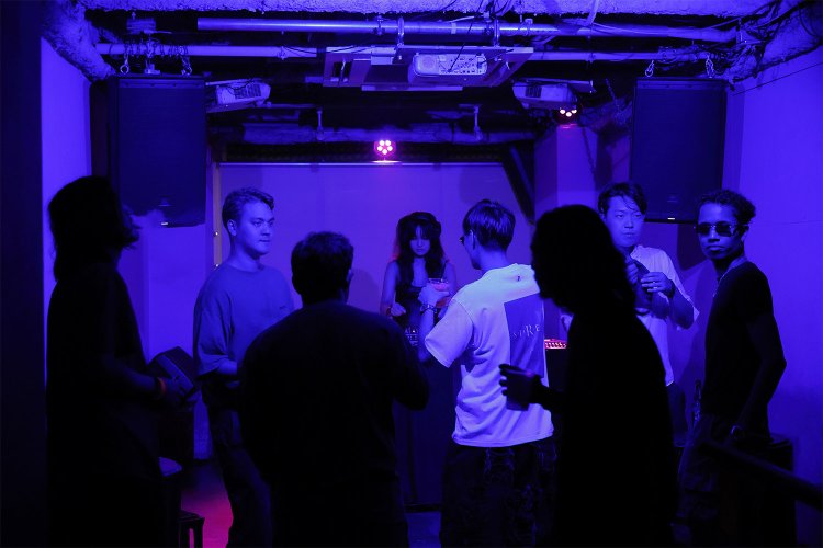 2階でDJイベントが行われていた夜、バーと行き来して楽しむ人が多かった。