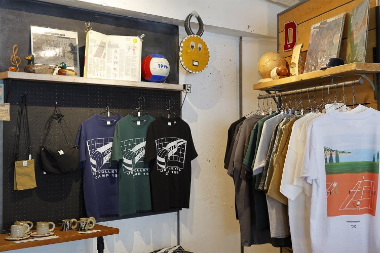 オリジナルのTシャツやスウェット、雑貨なども販売。