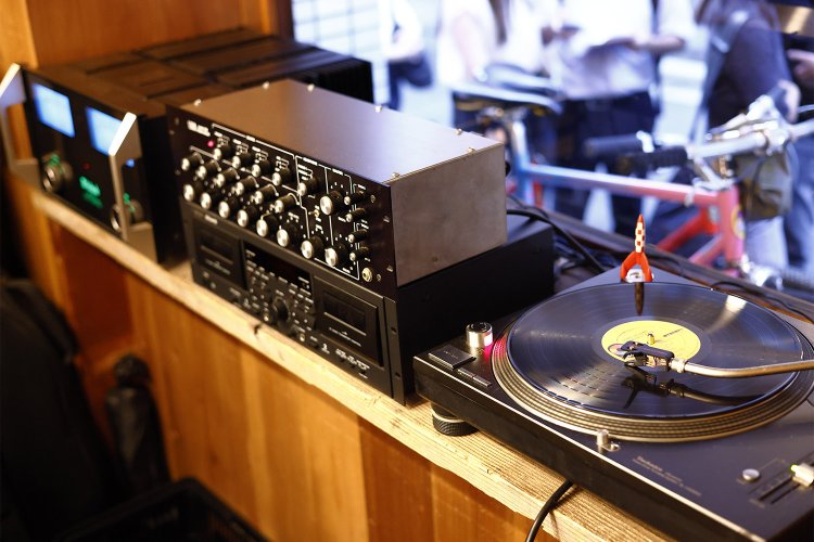 パワーアンプはMcIntosh、ミキサーは80年代のUREIのものを使用。