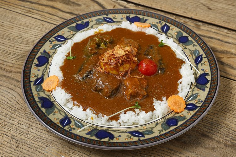 スパイスを駆使したスペシャルカレー1700円。チキン、ビーフ、ゆで卵、野菜の全部のせ！