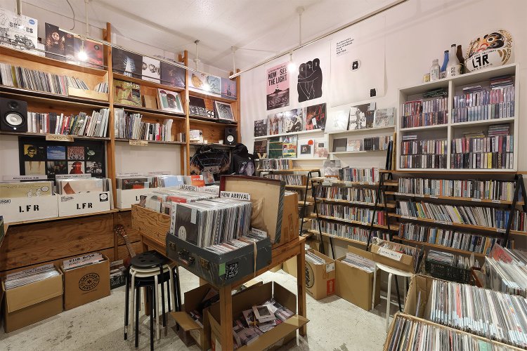 レコードエリアには、新代田『FEVER』でよくライブを行うバンドの作品も。