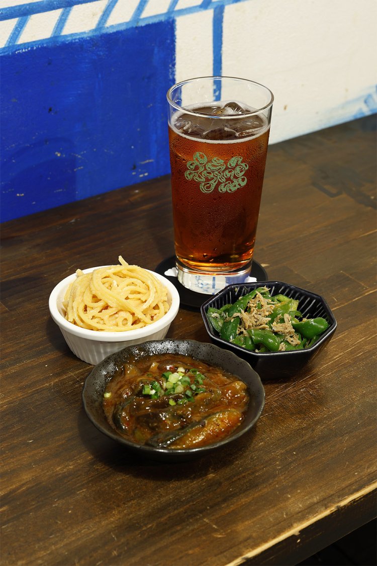 日替わりのつまみ150円～。コーン茶のもとを焼酎に漬け込んで作る自家製コーン茶酎500円も評判。