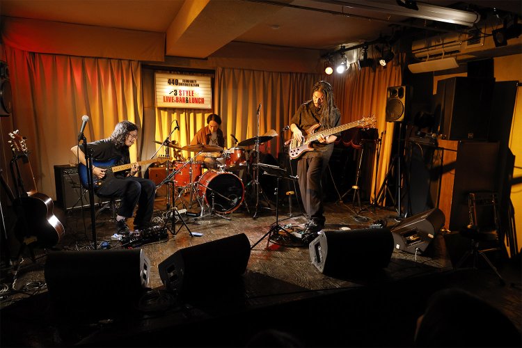 この日は閑喜弦介さん（gt.）、山本達久さん（dr.）、高橋佳輝さん（ba.）の閑喜弦介TRIOが出演。