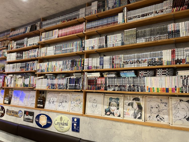 店内には壁一面にマンガが並んでいる。市内や近隣に住むマンガ家の常連も多いとか。