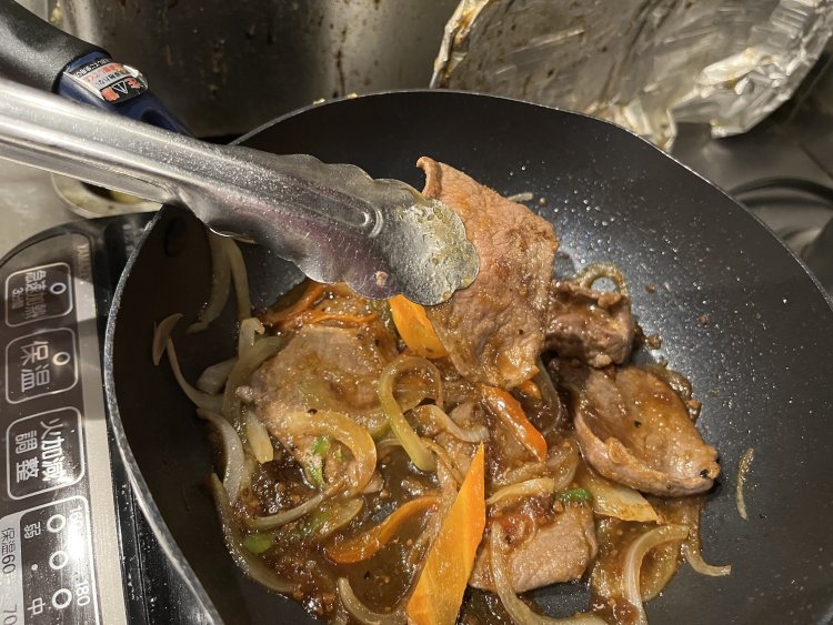 ソースを入れると、たちまちガーリックと醤油のいい香りが立ちのぼる。