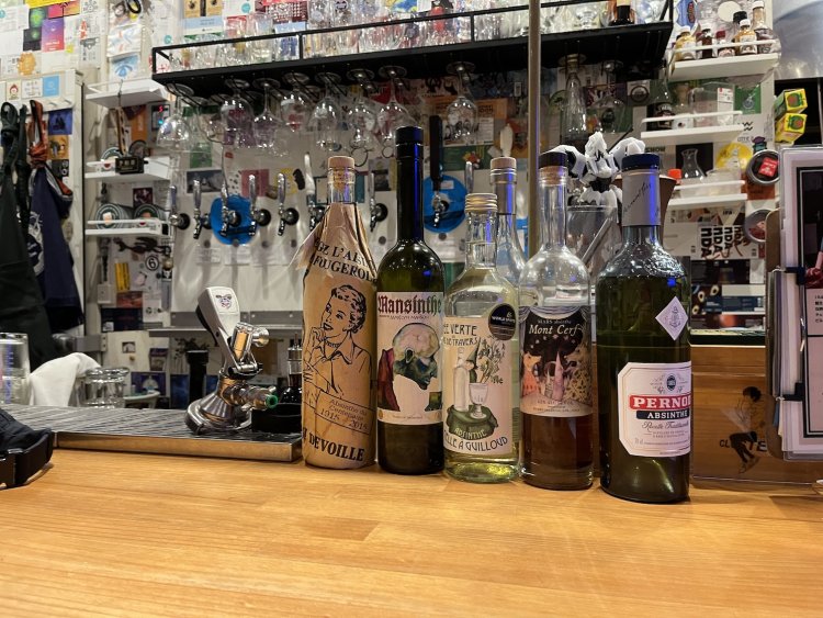 カウンターにはいろいろなお酒があり、料理に合わせて楽しめる。