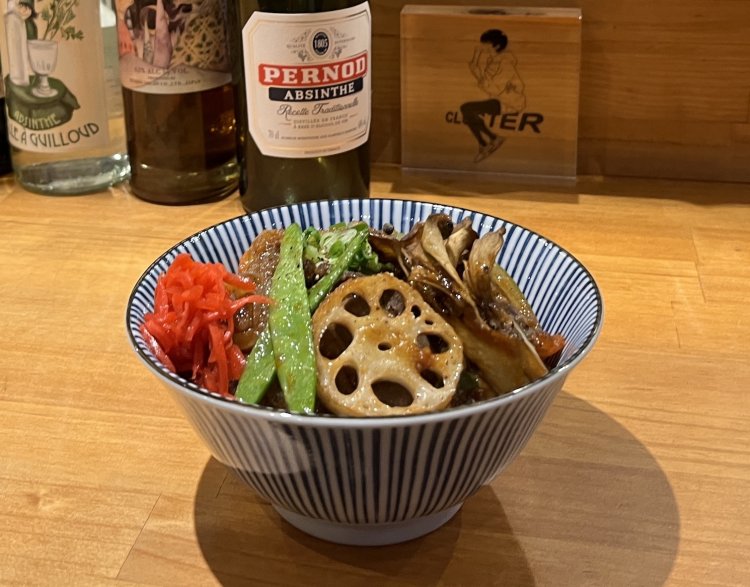 鹿肉のほか、レンコンやキノコ、絹さやといった山の幸が、千葉県産の米の上に集結！