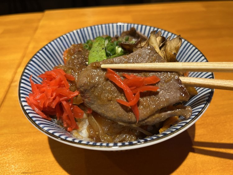 臭みがなく、赤身らしい引き締まった肉質。しかし、簡単に噛み切れるやわらかさ。