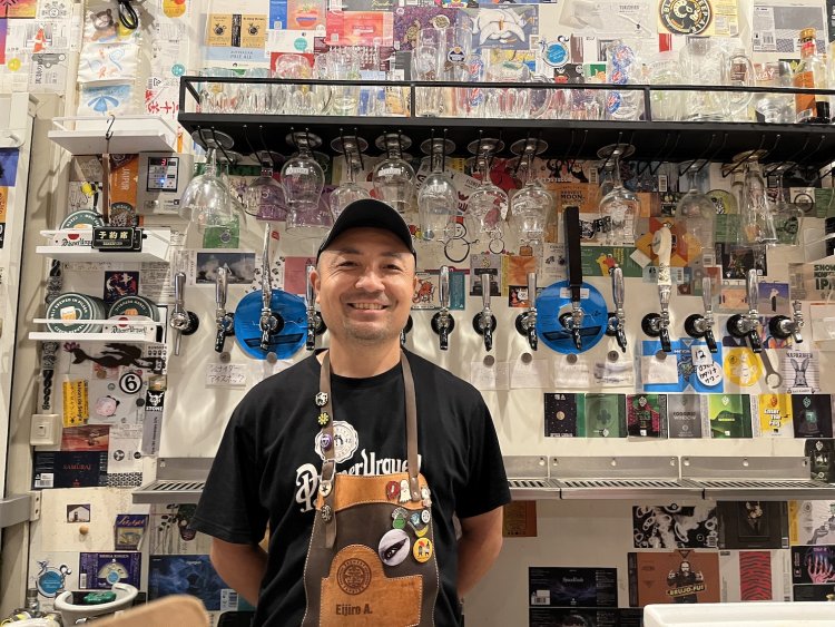 店主の秋谷英二郎さん。「ピルスナー・ウルケル」研修を受けた公認タップスターだけに授与されるエプロンをつけている。