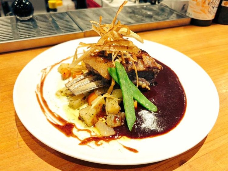 骨つき肉を豪快に！　取材当日のスペシャリテ・千葉県産猪スペアリブのソテー 〜ヴァンルージュソース〜2000円。