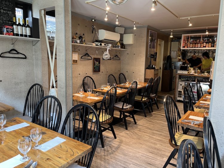 木の温もりを感じられる店内。