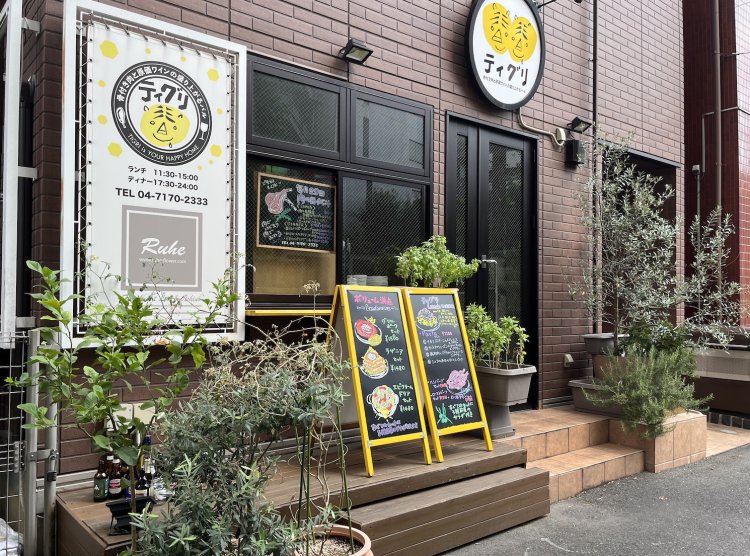 駅前の路地裏にたたずむ。店頭のハーブは料理に使われることも！