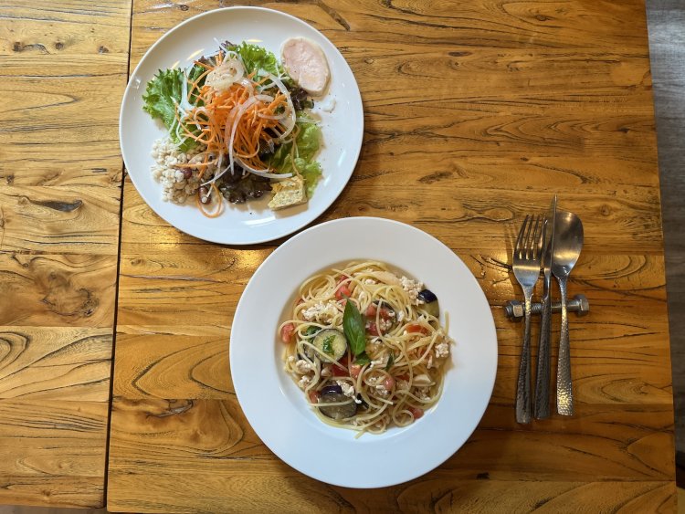 たっぷりのサラダと、日替わりの「シェフおすすめパスタ」ひき肉とナスとトマトのパスタ。