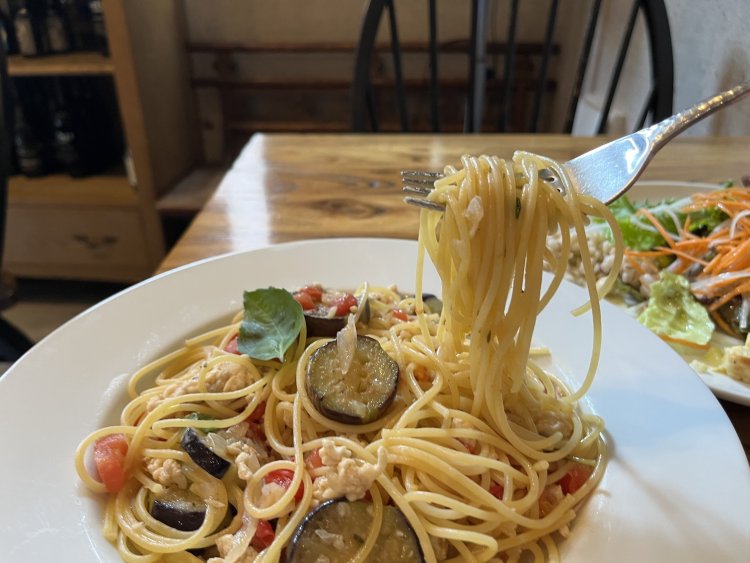 ニンニク、オリーブオイル、そして塩。シンプルな味付けだがまろやかな風味が口の中に広がる。