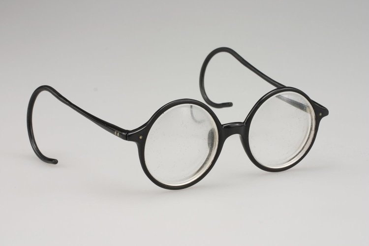 愛用の眼鏡 個人蔵。