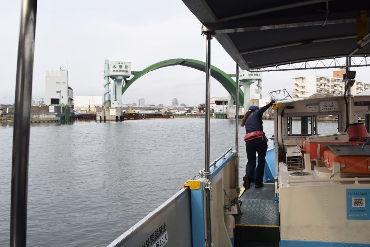 向こうに見えるのが木津川水門だ。
