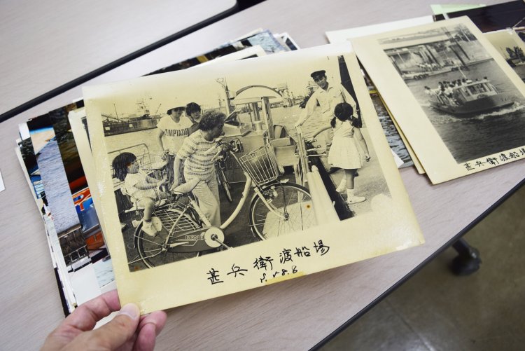 昭和58年（1983）に撮影された甚兵衛渡船場の様子。