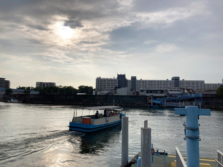 大阪の川を行く落合上渡船。