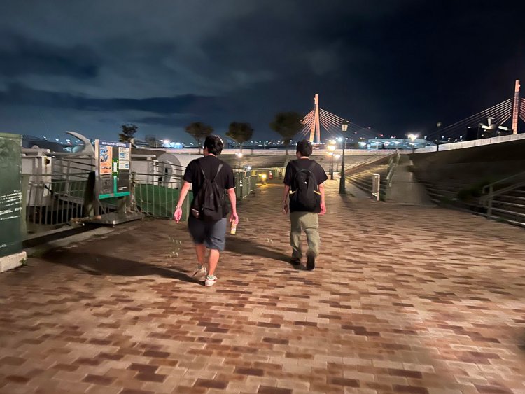 ユニバーサルシティポートへ向かう私とパリッコさん。