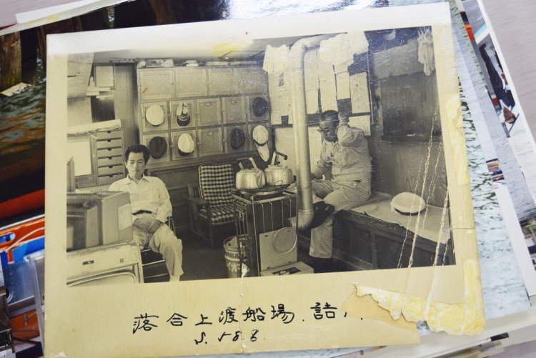 こちらも昭和58年に撮影された落合上渡船場の詰め所の様子。