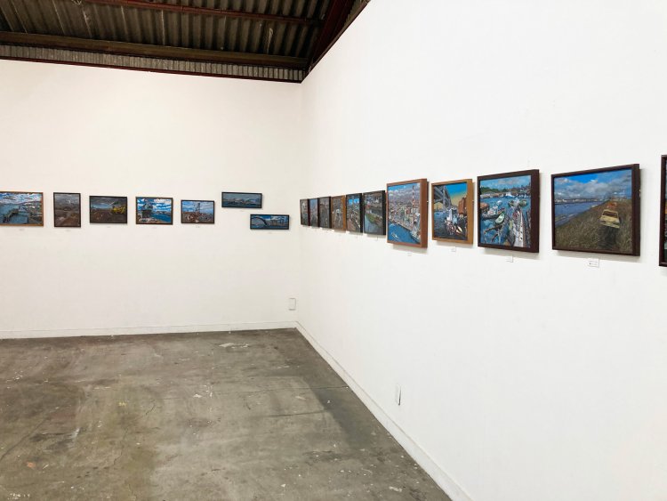 小川雅章さんの個展「のら百景」の会場風景。