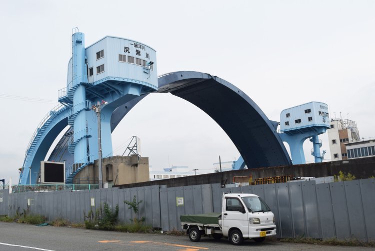 高潮に備えるため、1970年に築かれた「尻無川水門」。