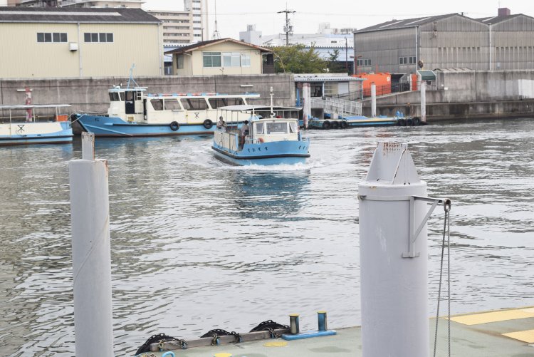 港区福崎側の船着き場に向かってくる甚兵衛渡船。
