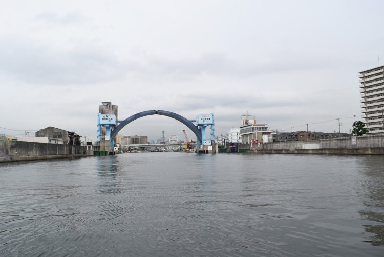 甚兵衛渡船の船上から眺めた尻無川水門。