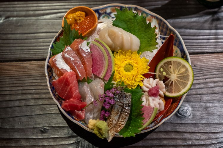 刺盛はこのボリュームで１人前2480円。この日は上から時計周りにホタテ、白子ポン酢、焼きしめ鯖、タイ、本マグロ、秋サケ、ウニ、イクラ。