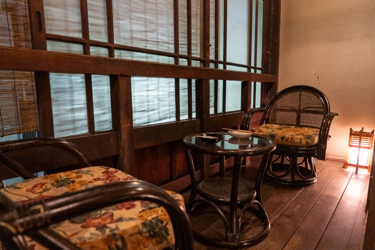 2階の窓辺にも席を作って「縁側」と呼んでいる。